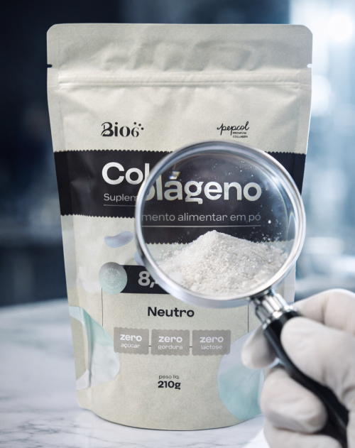 Imagem do colágeno Bio6 sendo analisado com uma lupa, destacando o pó do suplemento e a composição nutricional do produto.