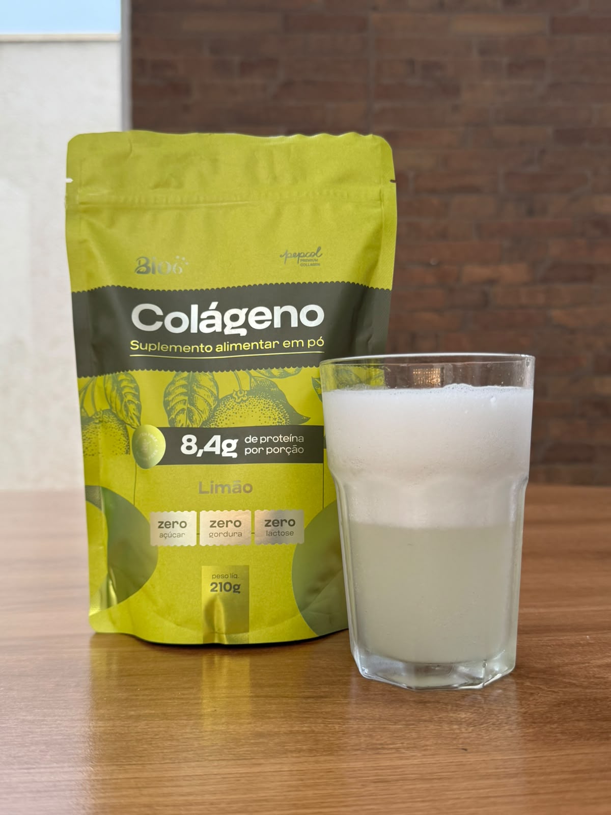 Colágeno Bio6 Limão sobre a mesa