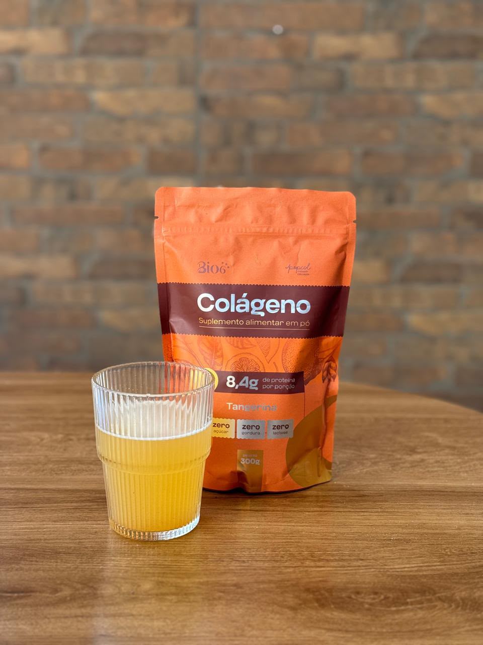 Colágeno Bio6 Tangerina sobre a mesa